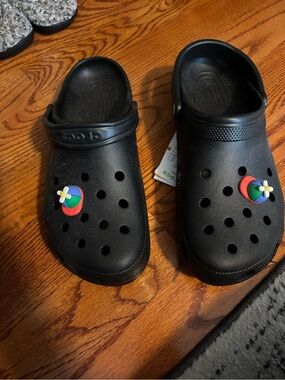 CROCS Mens Black Classic Clog with Colorful Charm